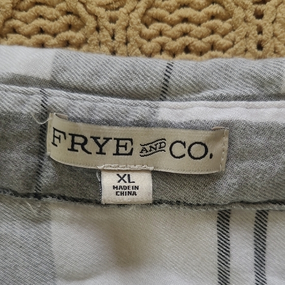 Frye & Co. Black, White, and Grey Flannel Button Down - Size XL - Picture 8 of 10